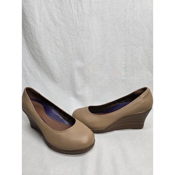 Crocs A-Leigh Wedge Heel Pumps Women's Sz 6 Beige Closed Toe Leather Shoes - Picture 1 of 8